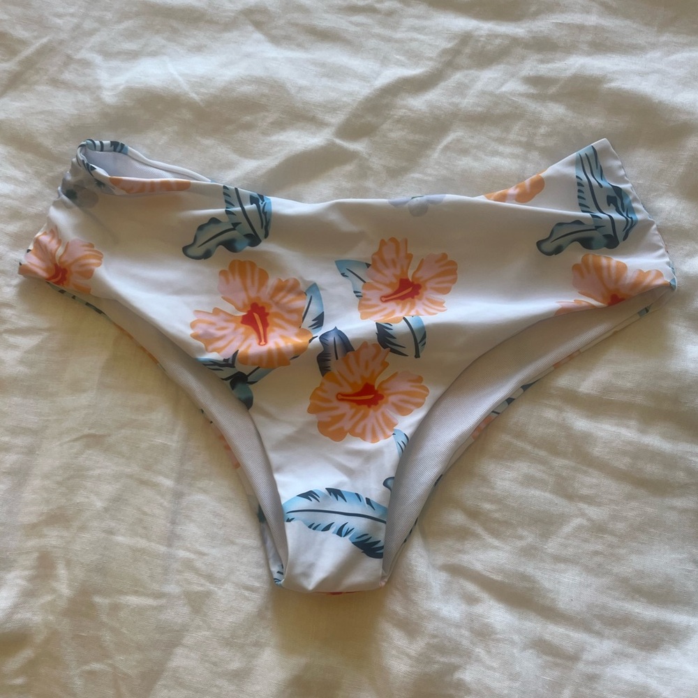 Floral Bikini Bottoms in White with Peach Flowers 🌸
